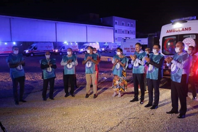 Ambulans sirenleri sağlık çalışanları için çaldı