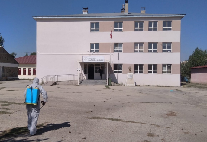 Aziziye Belediyesi okulları ilaçlıyor