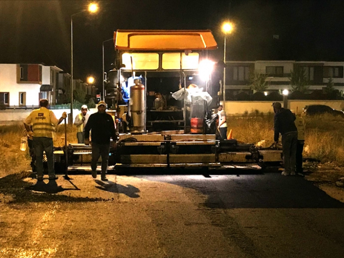 Aziziye’de gece gündüz asfalt mesaisi