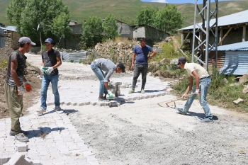 Aziziye’de kilit taşı mesaisi