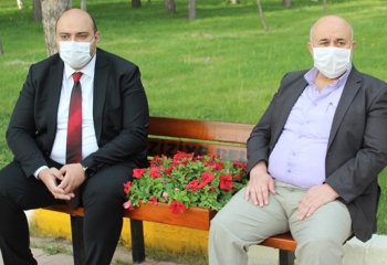 Aziziye’de oturma bankları çiçeklerle süslendi
