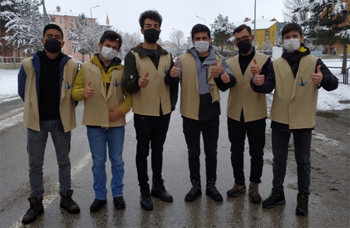 Aziziyeli gençler sokak hayvanlarını unutmadı