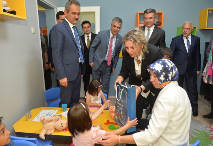 Bakan Özer: Saygılı gençler yetiştirmeliyiz