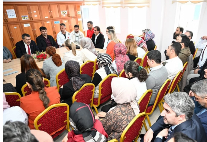 Bakan Tekin Erzurum’da okul ziyaretlerinde