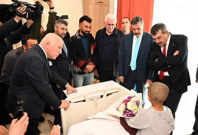 Bakan Tekin yaralı Murat’ı ziyaret etti