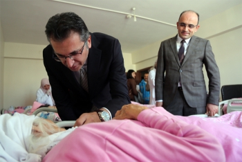 Bakıma muhtaçlara sağlık eli dokundu