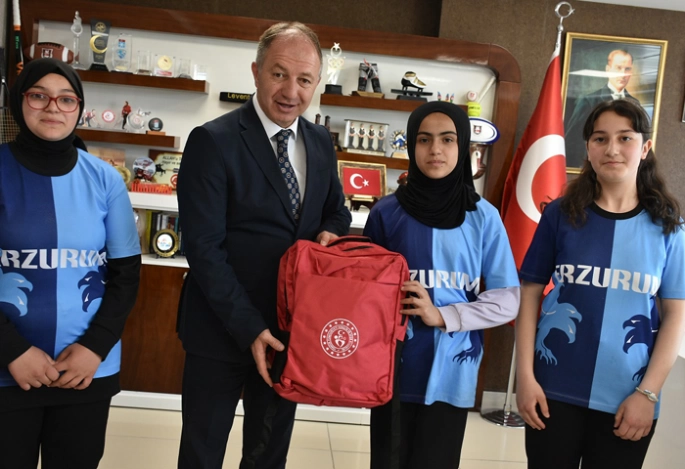 Başarılı öğrenciler ödüllendirildi