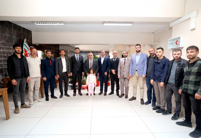 Başkan Akpunar’a anlam yüklü hediye