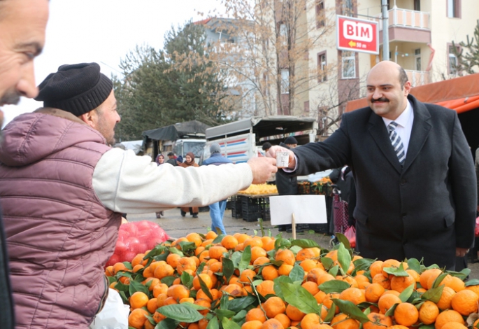 Başkan'dan pazar esnafına salep ikramı
