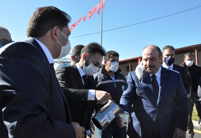 Başkan Oral’dan Bakan Varank’a süt ikramı