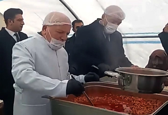 Başkan Sekmen İftar Yemeği dağıttı
