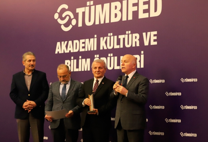 Başkan Sekmen “Yılın Yöneticisi” ödülünü aldı