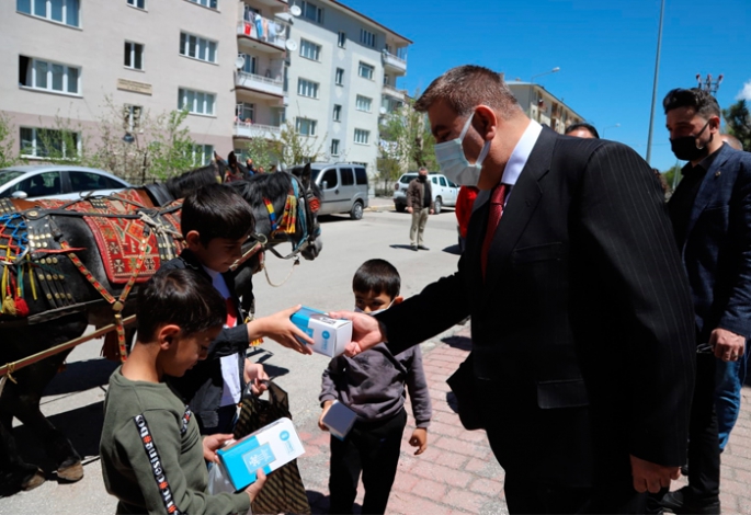 Başkan Sunar çocuklara arefelik dağıttı