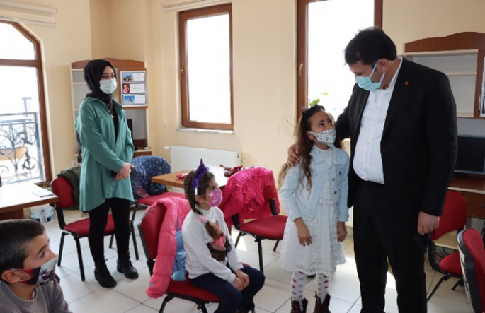 Başkan Yaşar’dan Halk Kütüphanesi ziyareti