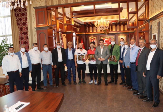 Başkan Yaşar’dan şampiyona altın ödülü