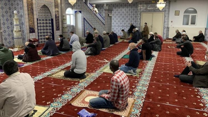 Bayram namazı camilerde kılınacak  