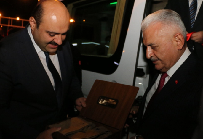 Binali Yıldırım’a Aziziye’de ehram sürprizi