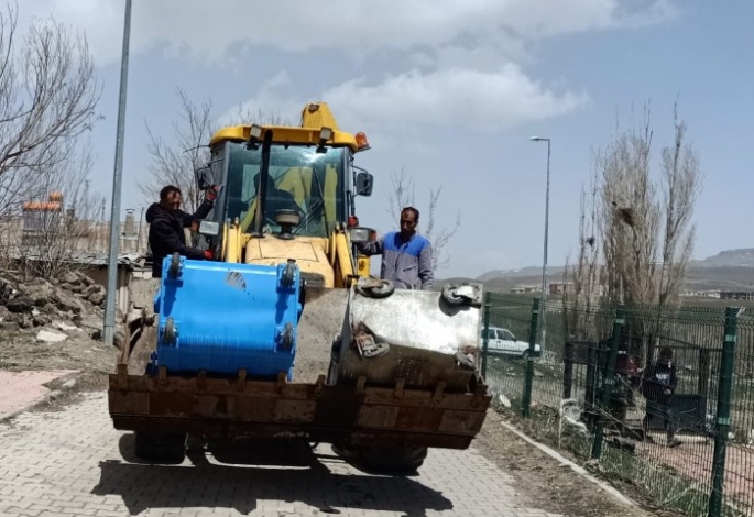 Çat’ta çöp konteynerleri yenilendi