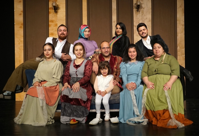 EBB Şehir Tiyatrosu Perdelerini açtı