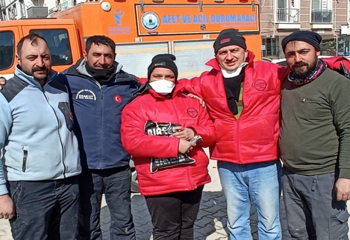 ERAKUT enkazda bulduğu parayı sahibine teslim etti
