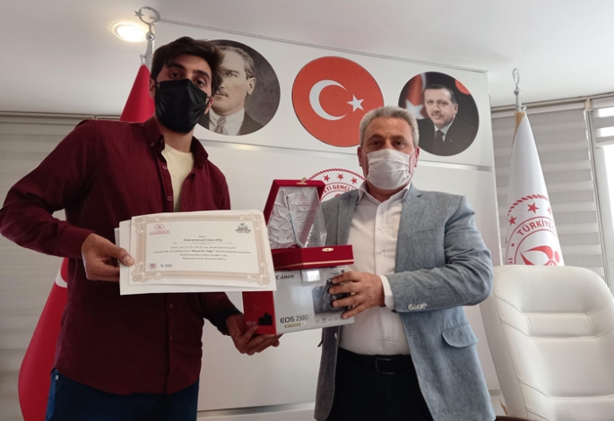 Fotoğraflarıyla  Hayatı Eve  Sığdırdı 1. oldu