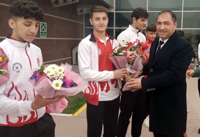 Fransa Fatihleri çiçeklerle karşılandı