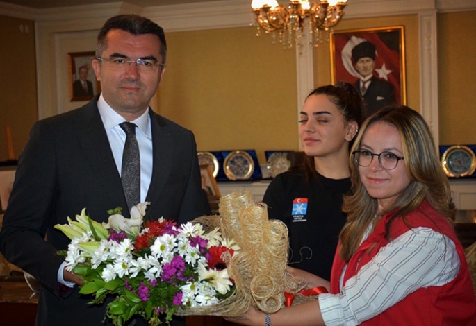 Gençlerden Vali Memiş’e çiçek
