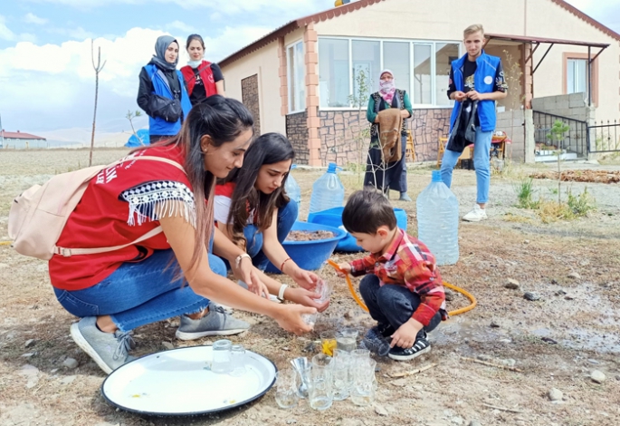 Gönüllü gençler köy yaşantısına tanıklık etti