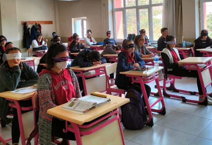 Gözü kapalı ders yaptılar