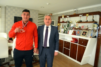 Halterde Bronz Madalya Kayabaş’ın