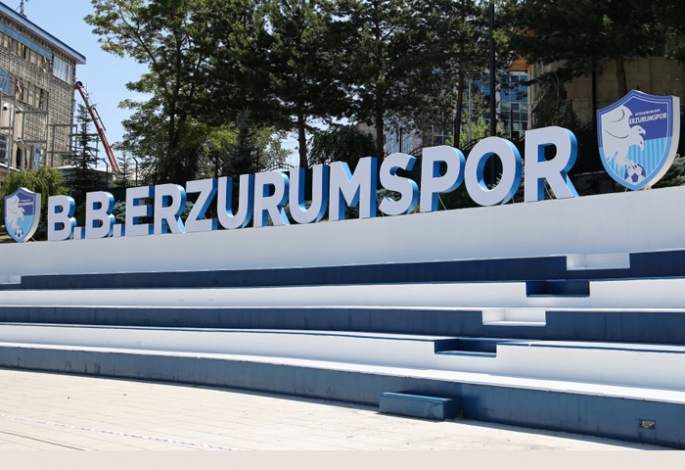 Havuzbaşı Kent Meydanı Mavi Beyaza büründü