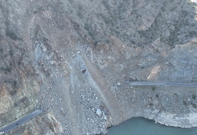 Heyelanın kapattığı yol trafiğe açılıyor