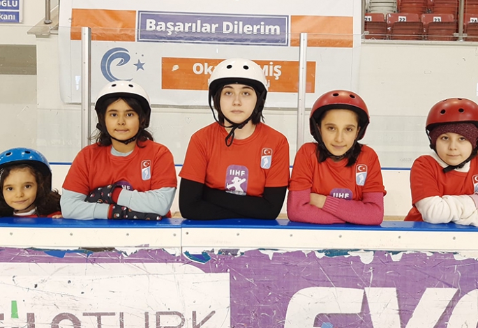 Hokeyin Kızları Buzda