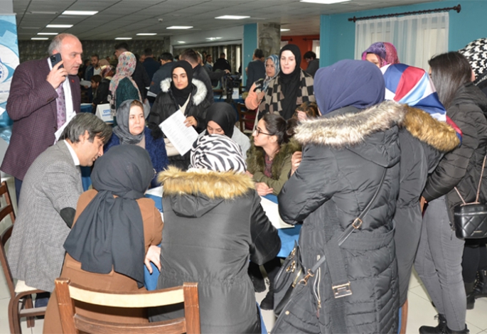 İş arayan depremzedeler firmalarla buluştu