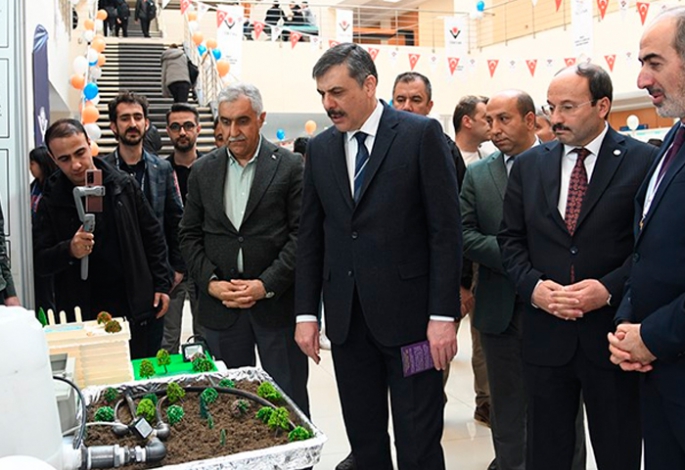Lise öğrencileri projeleriyle yarışıyor