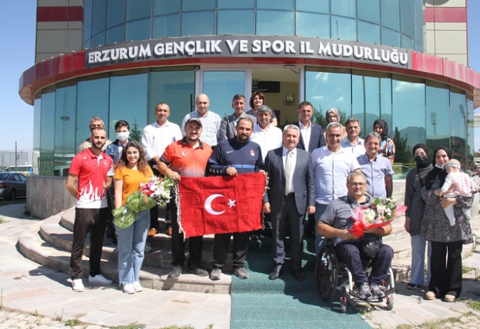 Milli Antrenör Hancı çiçeklerle karşılandı