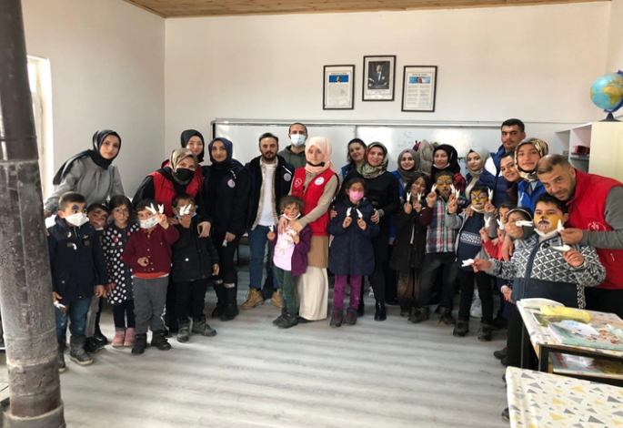 Miniklere diş bakım seti hediye ettiler