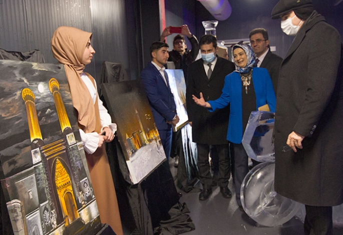 Mona Lisa'ya Erzurum burması taktılar