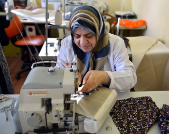 Osmanlı motiflerini ilmek ilmek işliyorlar