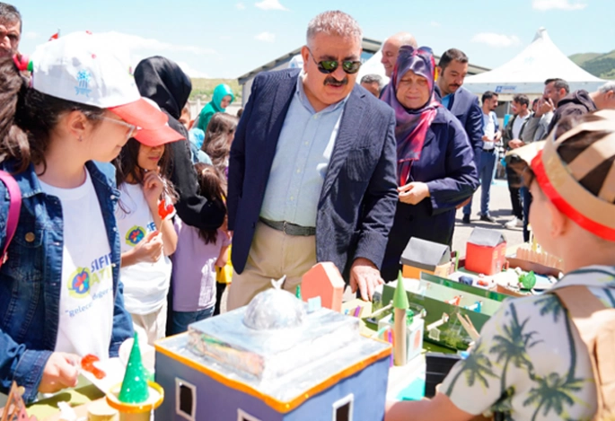 Öğrencilerden Geri Dönüşüm sergisi 
