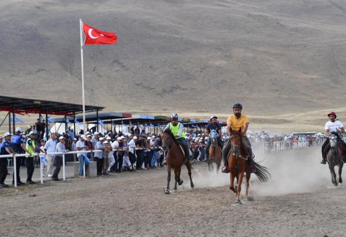 Rahvan at yarışları nefes kesti