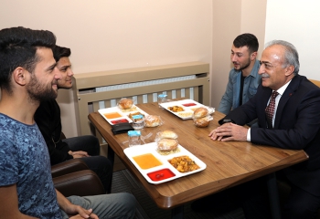 Rektör Çomaklı öğrencilerle iftar açtı