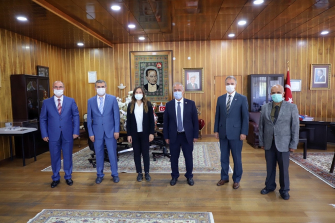 Rektör Çomaklı yeni ekibini belirledi