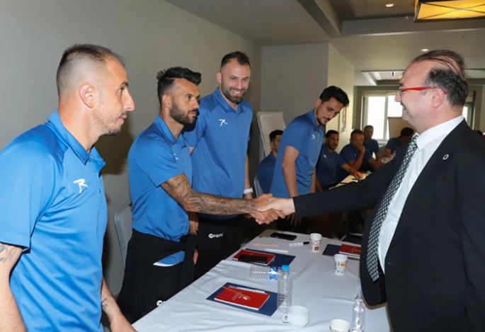 Rektör Hacımüftüoğlu futbolcularla bir araya geldi