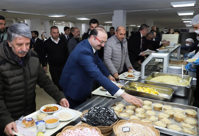 Rektör Hacımüftüoğlu  öğrencilerle iftar yaptı