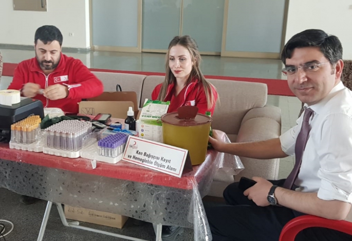 Sağlıkçılardan kan bağışı