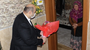 Şehit anneleri Başkan Orhan'ı bağrına bastı