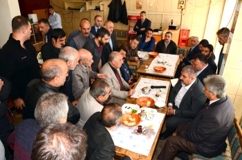 Sunar, kahvaltıda esnaflarla buluştu