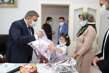 Sunar, Palandökenli çocukların 23 Nisan coşkusunu paylaştı