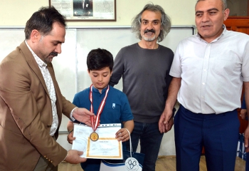 Uçar, Karne sevincine ortak oldu